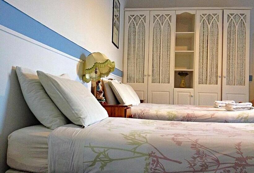 Четырехместный Номер Стандарт, Cashel Town Center Inn