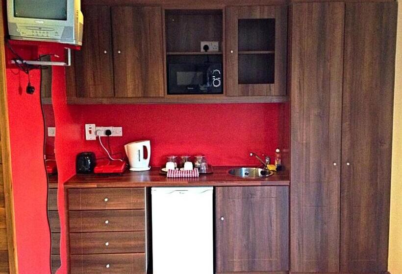 스탠다드 스튜디오, Cashel Town Center Inn