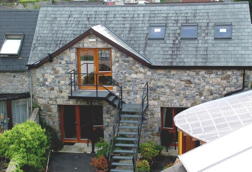 스탠다드 스튜디오, Cashel Town Center Inn