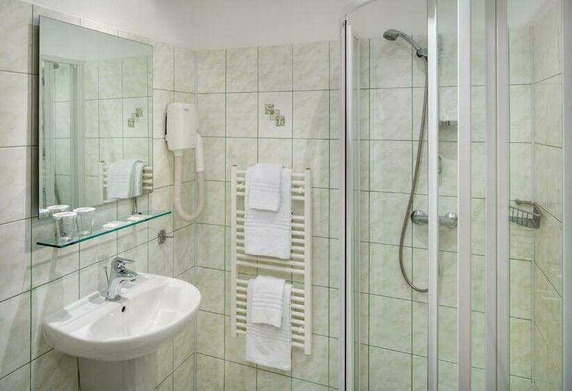 חדר סטנדרט לשלושה, Atlas