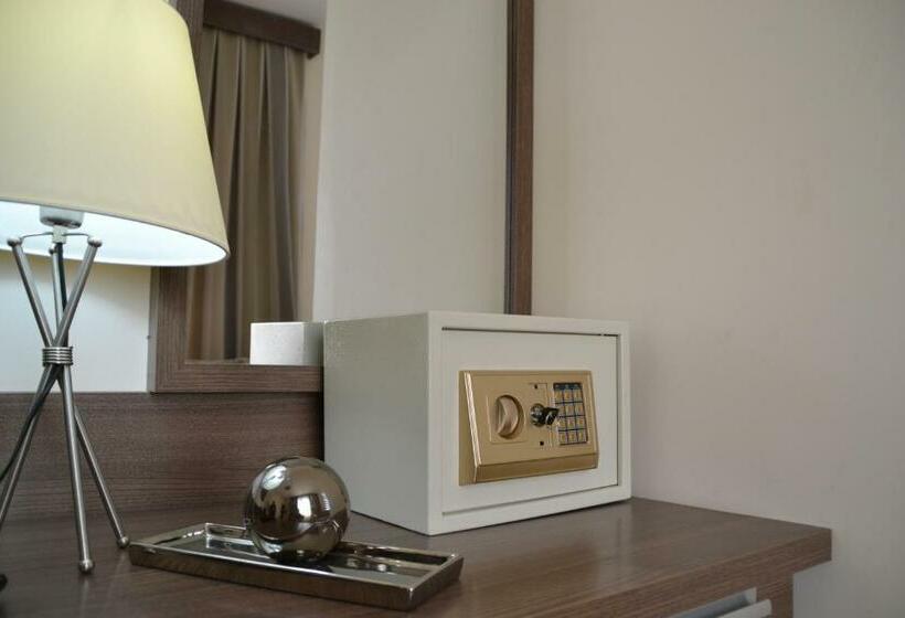 اتاق استاندارد سه نفره, Banoj