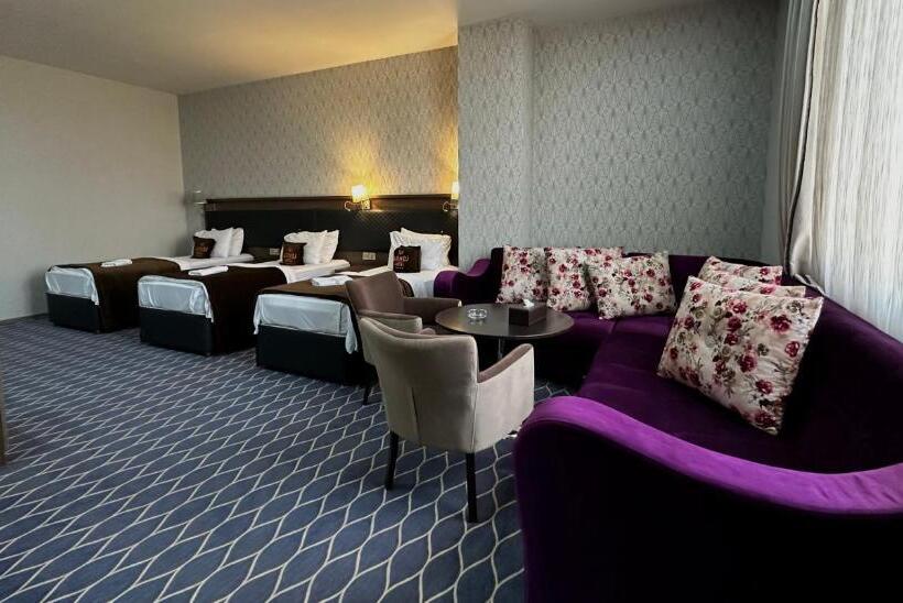 اتاق استاندارد سه نفره, Banoj