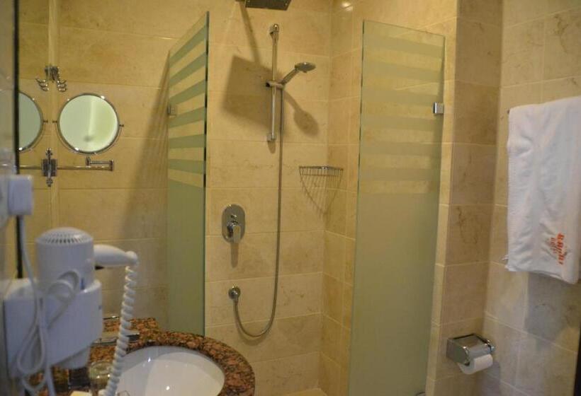 اتاق استاندارد سه نفره, Banoj