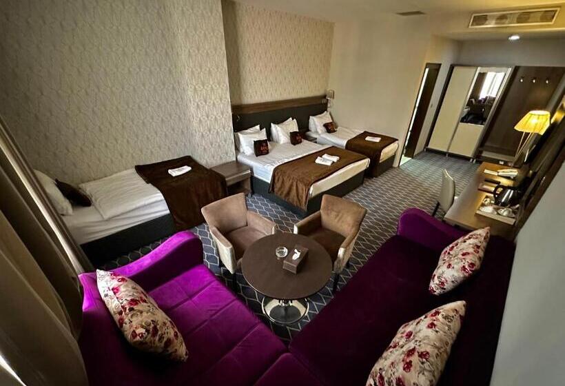 سوییت خانوادگی, Banoj