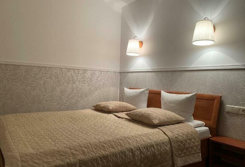 اتاق استاندارد سه نفره, Broliu Vila