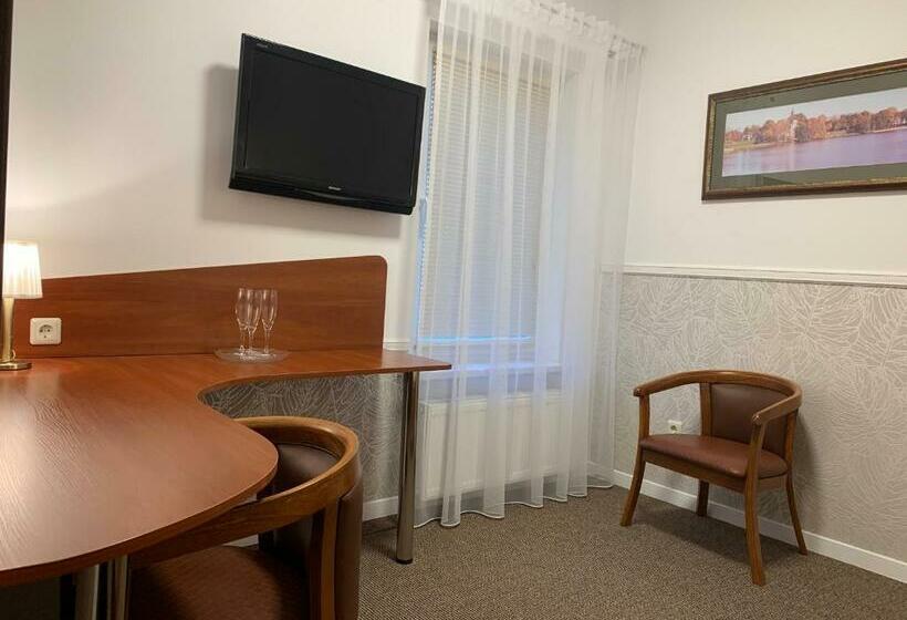 اتاق استاندارد سه نفره, Broliu Vila