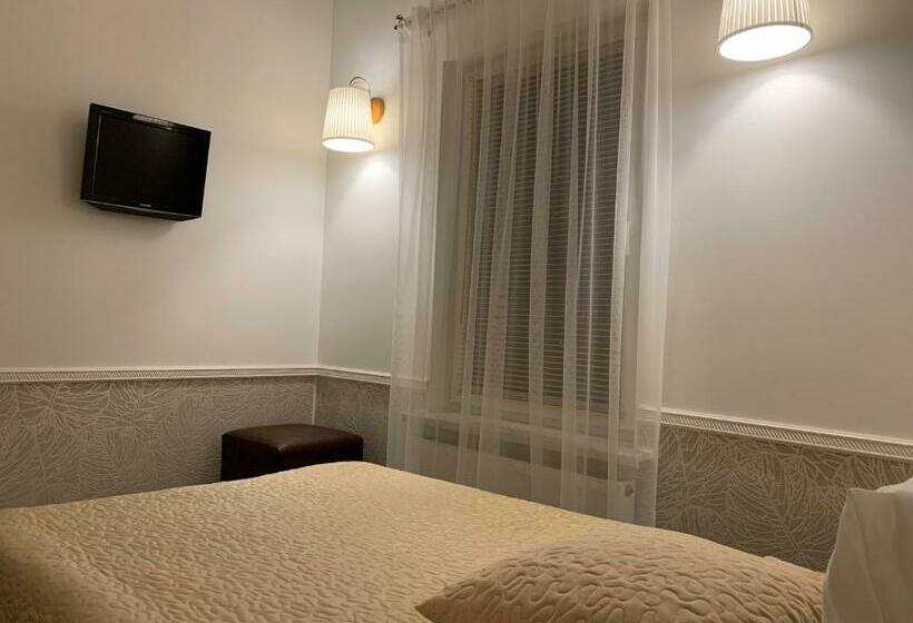 اتاق استاندارد سه نفره, Broliu Vila