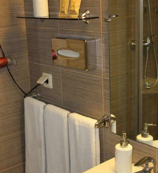 اتاق استاندارد سه نفره, Broliu Vila