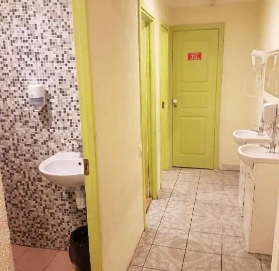 اتاق استاندارد با سرویس بهداشتی مشترک, Erfolg