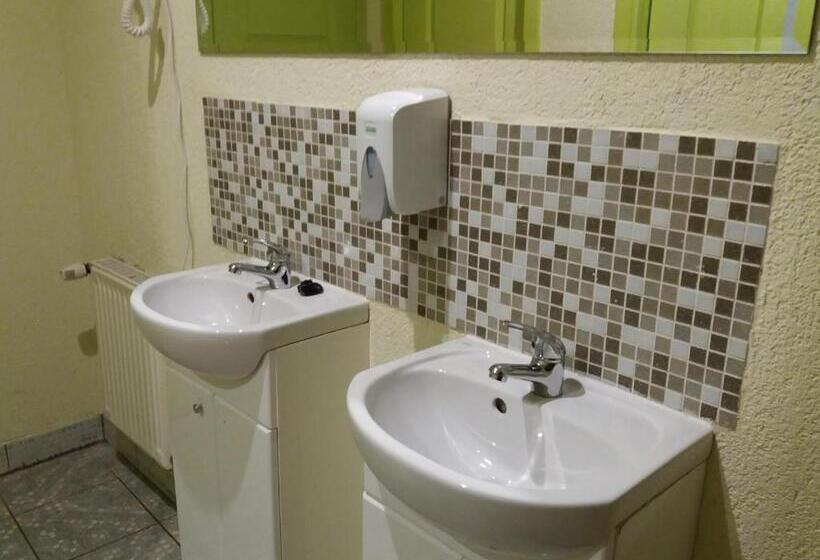 Bed in Shared Room with Shared Bathroom, Erfolg