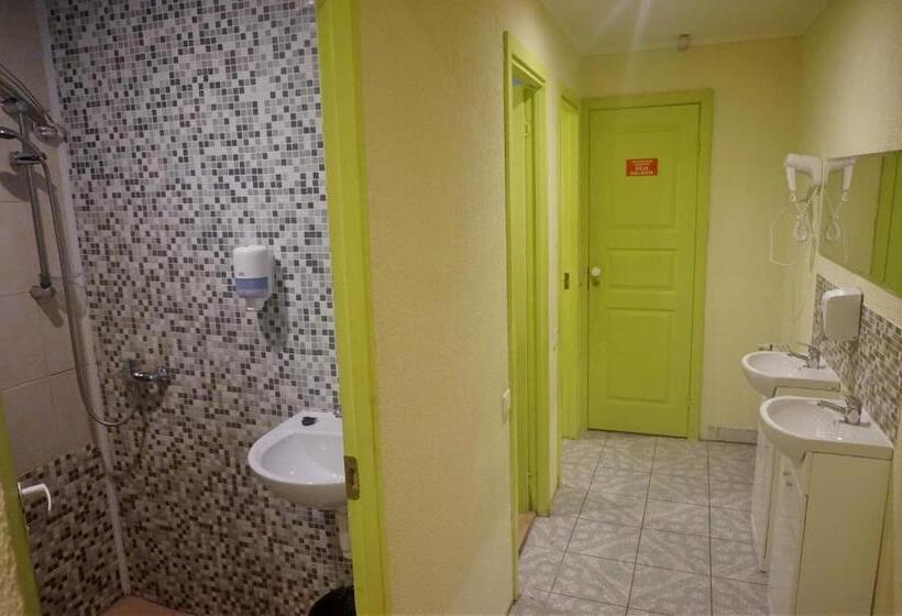 Bed in Shared Room with Shared Bathroom, Erfolg