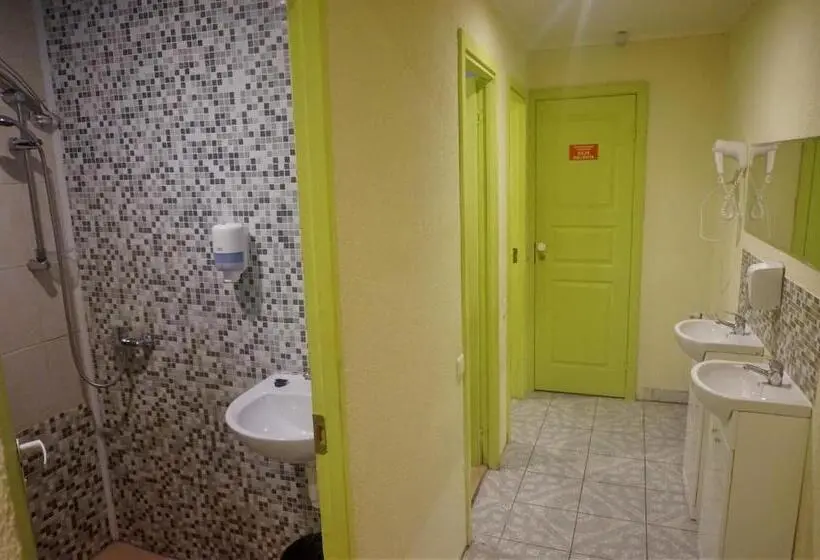 Bed in Shared Room with Shared Bathroom, Erfolg