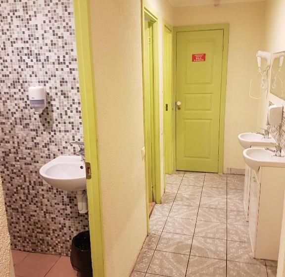 Bed in Shared Room with Shared Bathroom, Erfolg