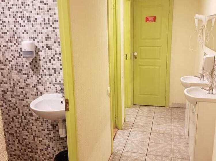 Bed in Shared Room with Shared Bathroom, Erfolg