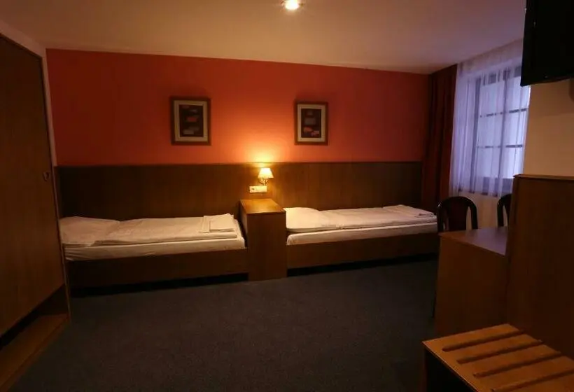 Standard Kolmen Hengen Huone, Hajčman
