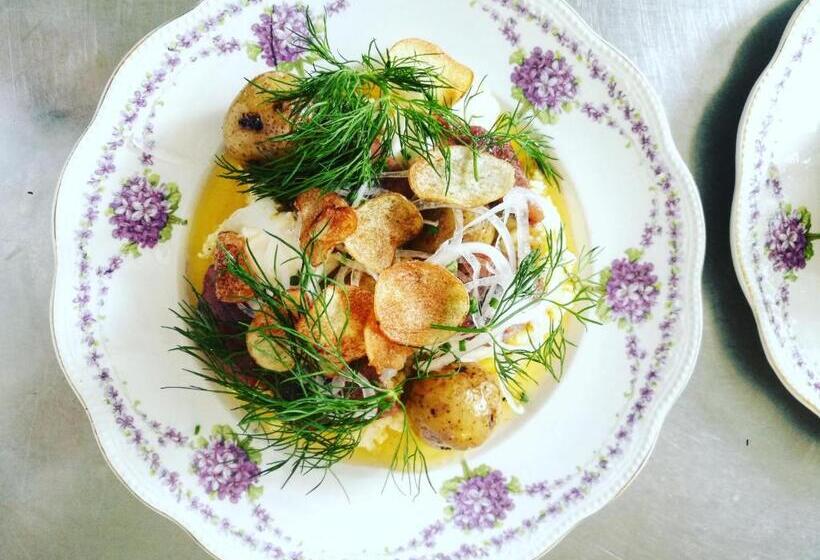 سوییت با چشمانداز باغ, Husby Sateri