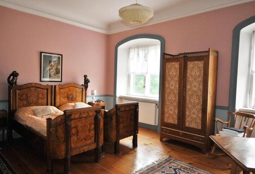 سوییت با چشمانداز باغ, Husby Sateri