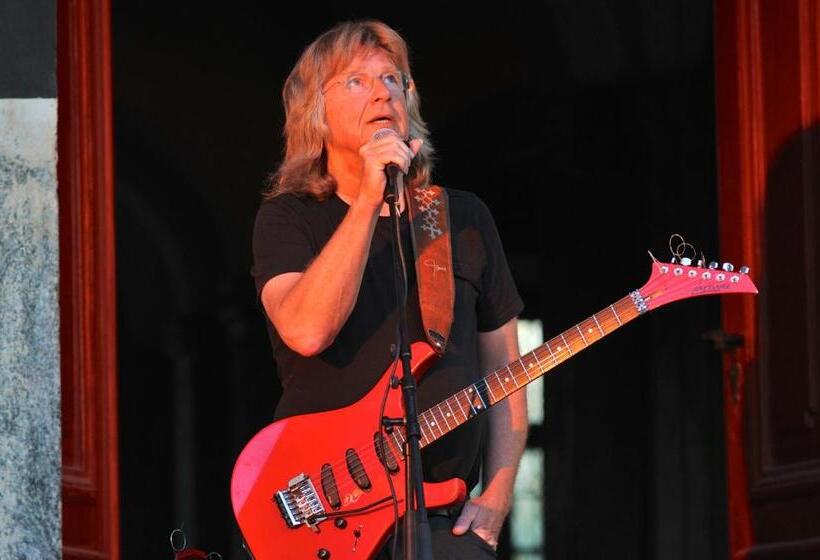 سوییت با چشمانداز باغ, Husby Sateri