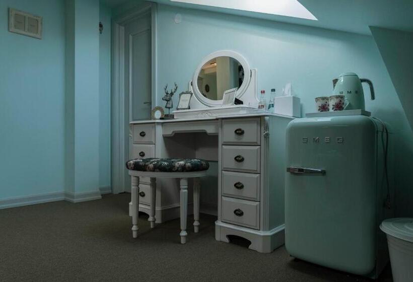 Habitaci�n Est�ndar Abuhardillada, Roze Villa