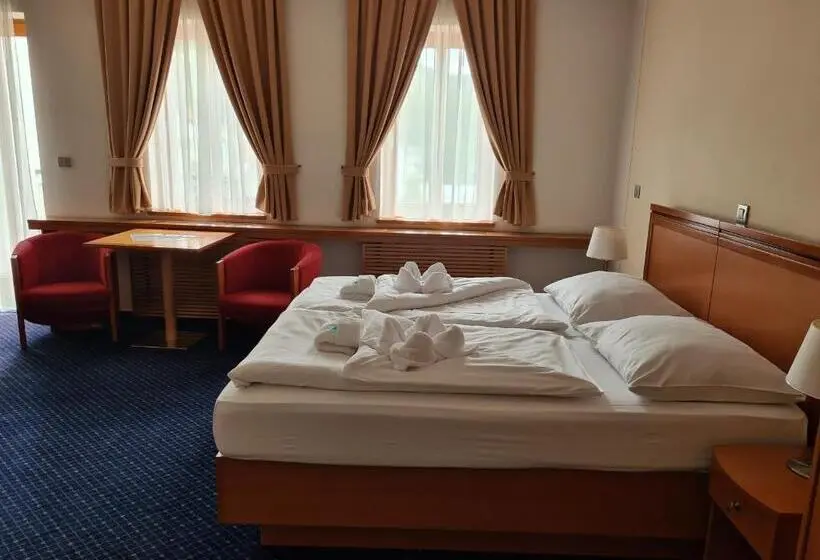 スタンダード4人部屋, Slovan