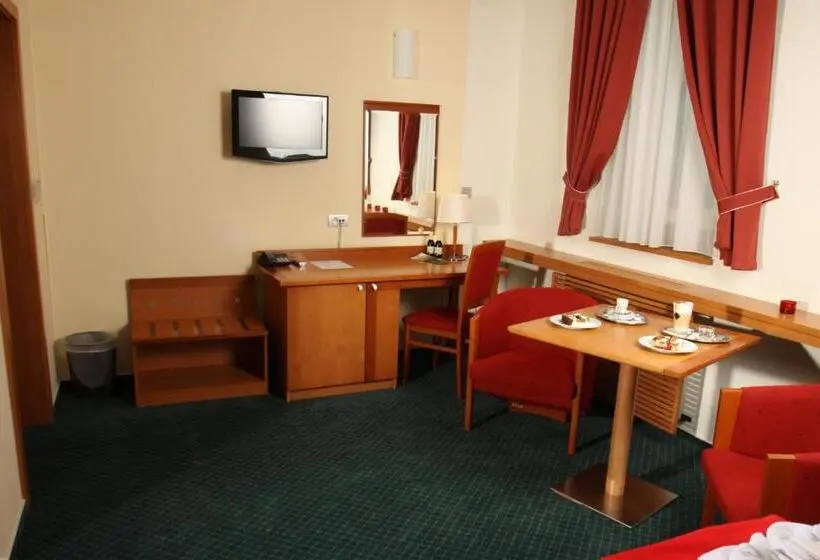 スタンダード4人部屋, Slovan