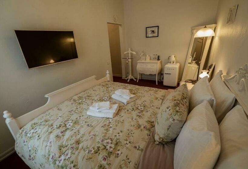 اتاق استاندارد با چشم‌انداز باغ, Roze Villa