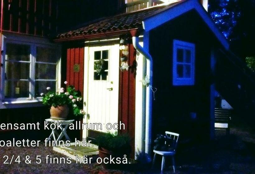 חדר סטנדרטי לארבעה עם חדר אמבטיה משותף, Stora Djulö Vandrarhem