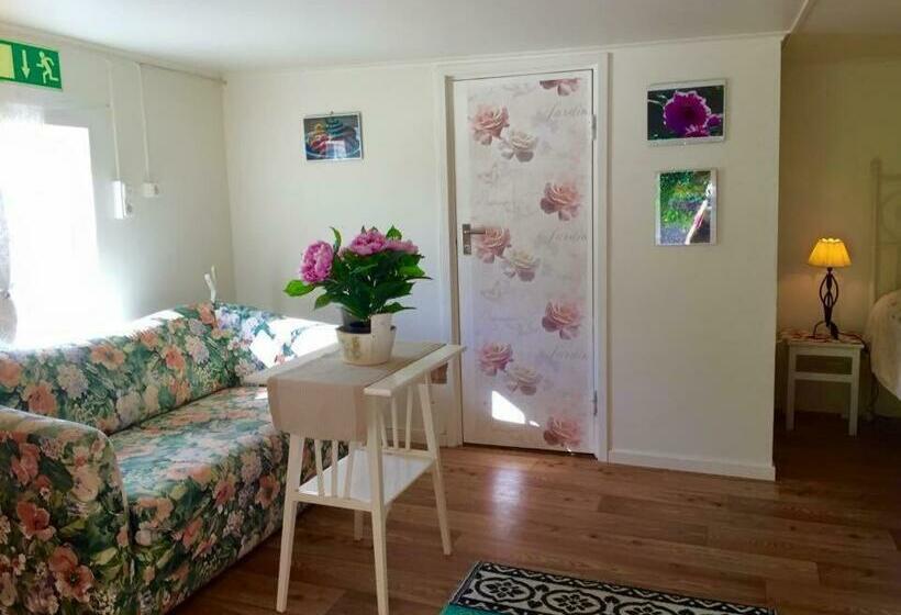 חדר סטנדרט לשלושה עם חדר אמבטיה משוף, Stora Djulö Vandrarhem