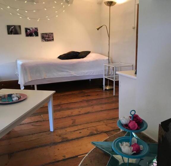 חדר סטנדרט לשלושה עם חדר אמבטיה משוף, Stora Djulö Vandrarhem