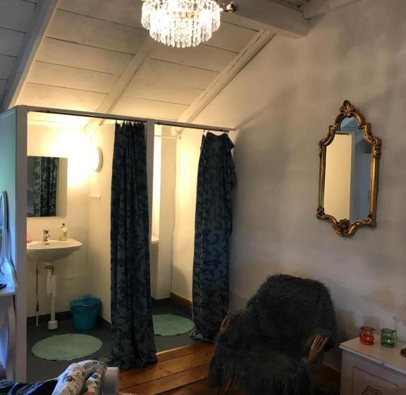 חדר סטנדרט לשלושה עם חדר אמבטיה משוף, Stora Djulö Vandrarhem