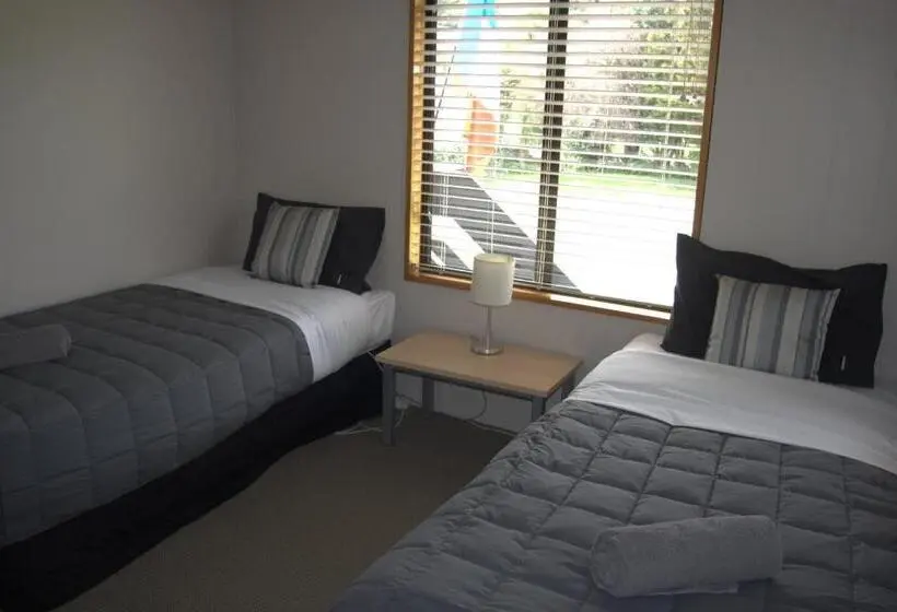 Perhehuone, Akaroa Waterfront Motels