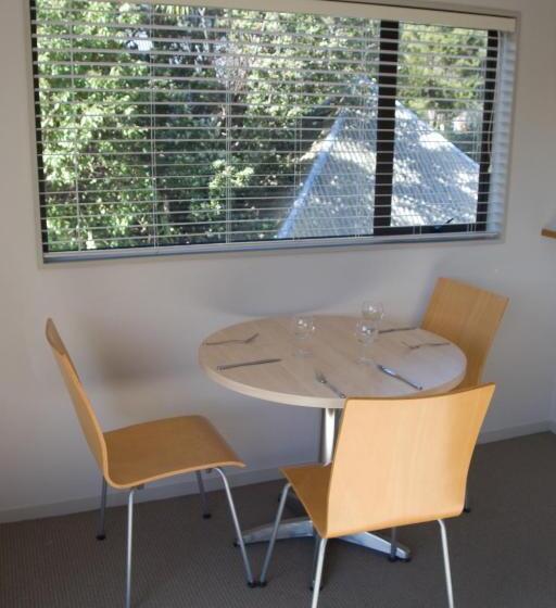 סטודיו אקונומי, Akaroa Waterfront Motels