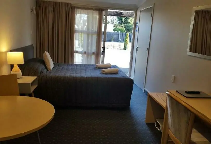 スタンダードスタジオ, Amble Inn Motel