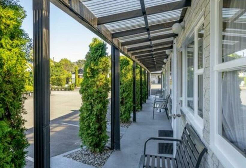 סטודיו סופריור, Amble Inn Motel