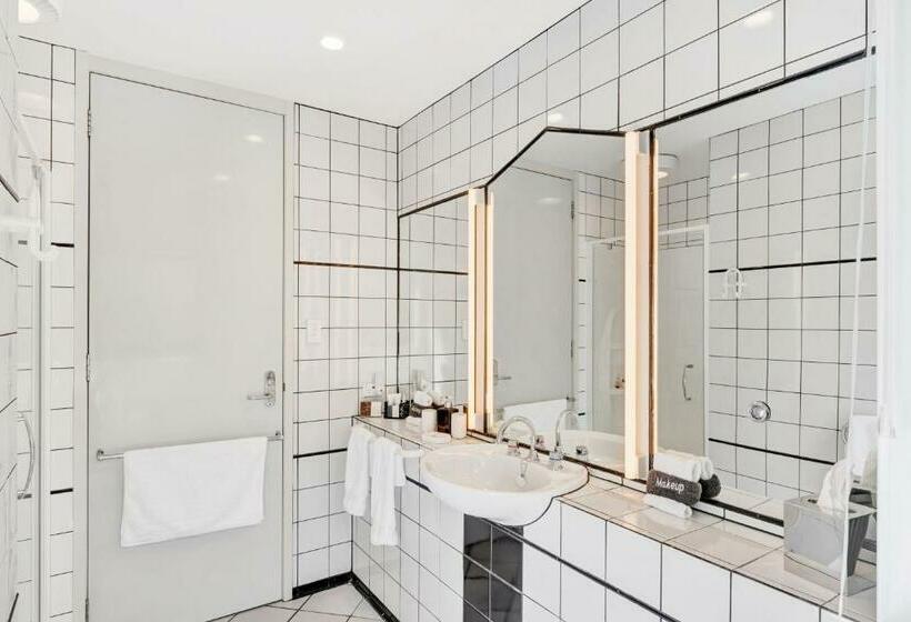 חדר סטנדרט, Serenity On Wakeman