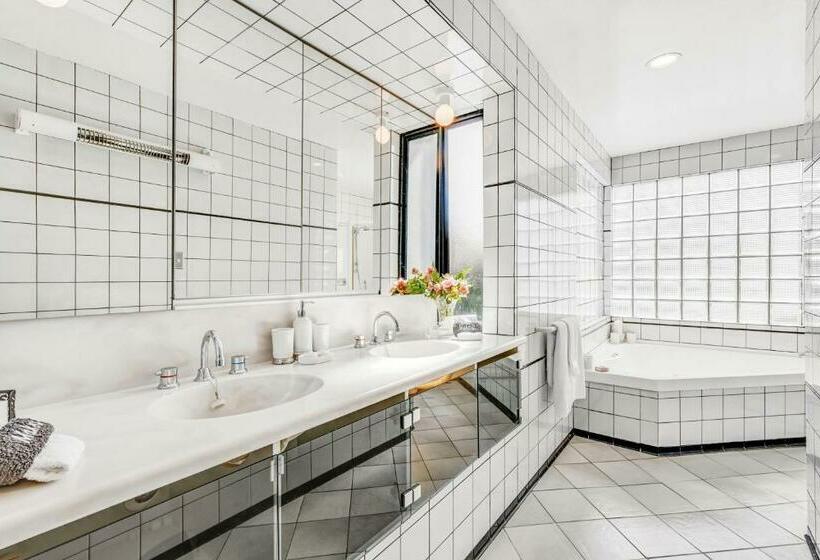 סוויטה דלוקס, Serenity On Wakeman