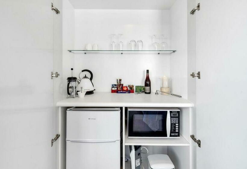 סוויטה דלוקס, Serenity On Wakeman