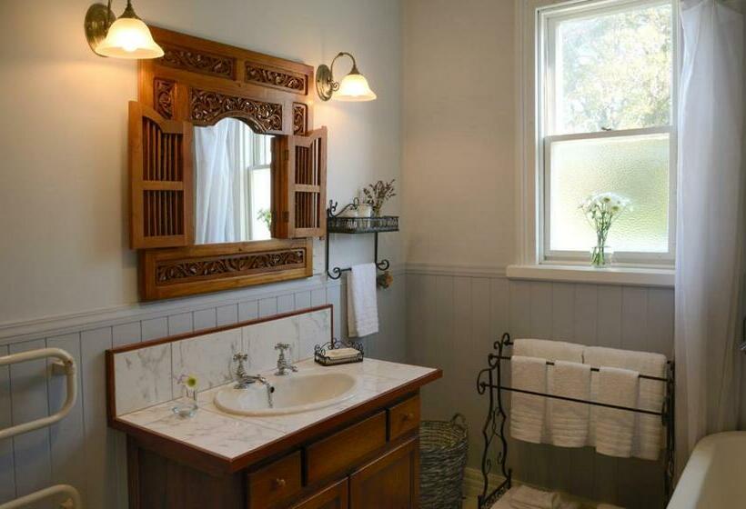 חדר דלוקס, The Saddlery