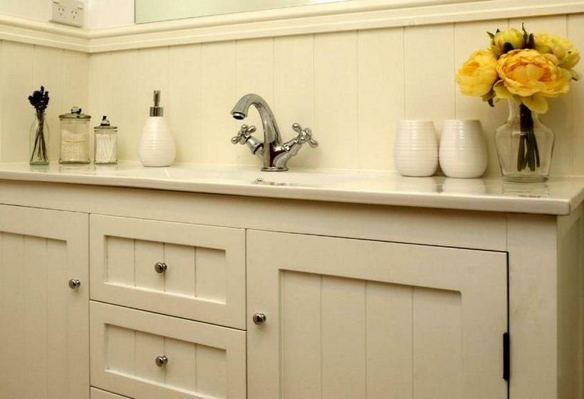 חדר דלוקס, The Saddlery