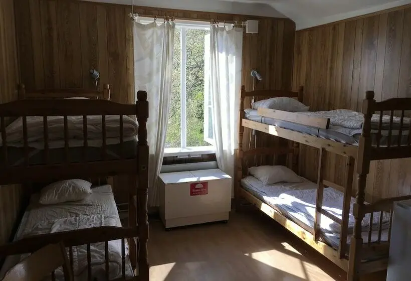 Standard Neljän Hengen Huone Jaettu Kylpyhuone, Charlottsborgs Camping Och Vandrarhem