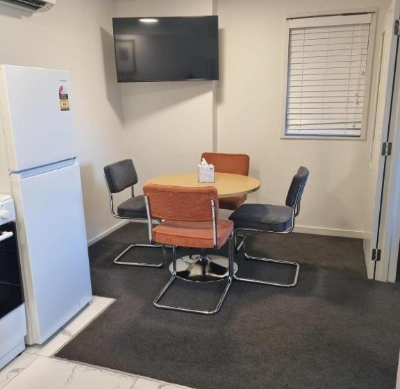 2 Bedrooms Suite 2 Bedrooms Lake View, Lakeview Colonial Motel