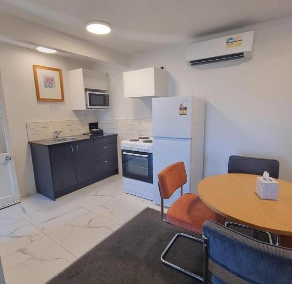 2 Bedrooms Suite 2 Bedrooms Lake View, Lakeview Colonial Motel