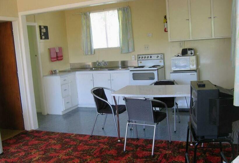 Quarto Familiar, Glow Worm Motel