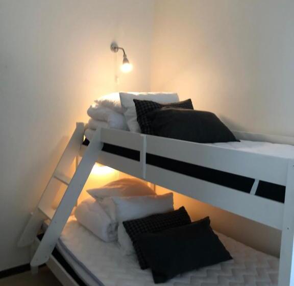 הכלכלה חדר לארבעה עם מקלחת משותפת, Marinan Richters