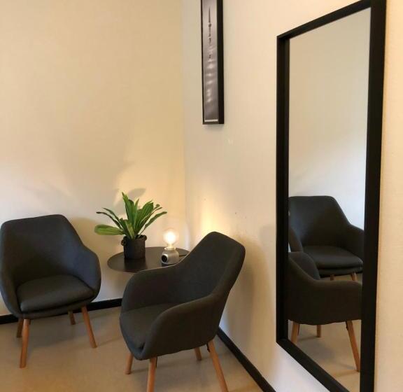 הכלכלה חדר לארבעה עם מקלחת משותפת, Marinan Richters