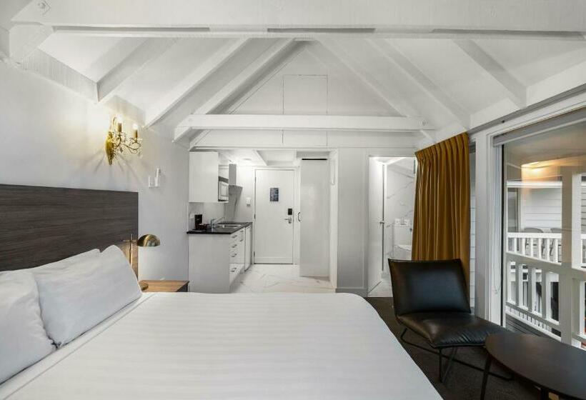 Standard studio with lake view, Lakeview Colonial Motel