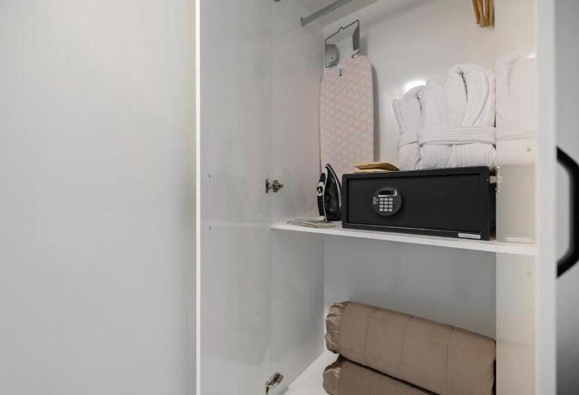 Standard studio with lake view, Lakeview Colonial Motel