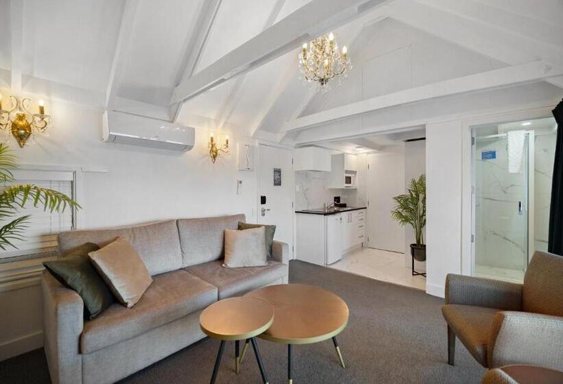 Suite with lake view, Lakeview Colonial Motel