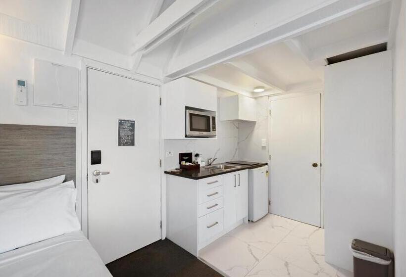 Standard studio with lake view, Lakeview Colonial Motel