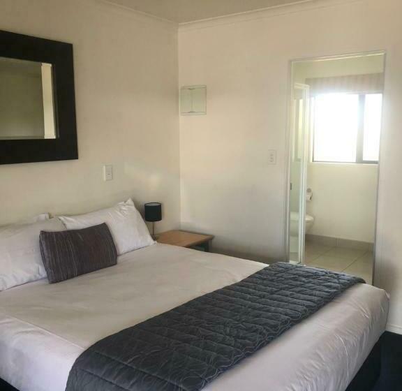 스탠다드 스튜디오, Claremonte Motor Lodge